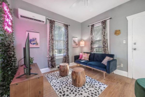 Jungle Themed Apt. Close to Coffee, Food + Shops!